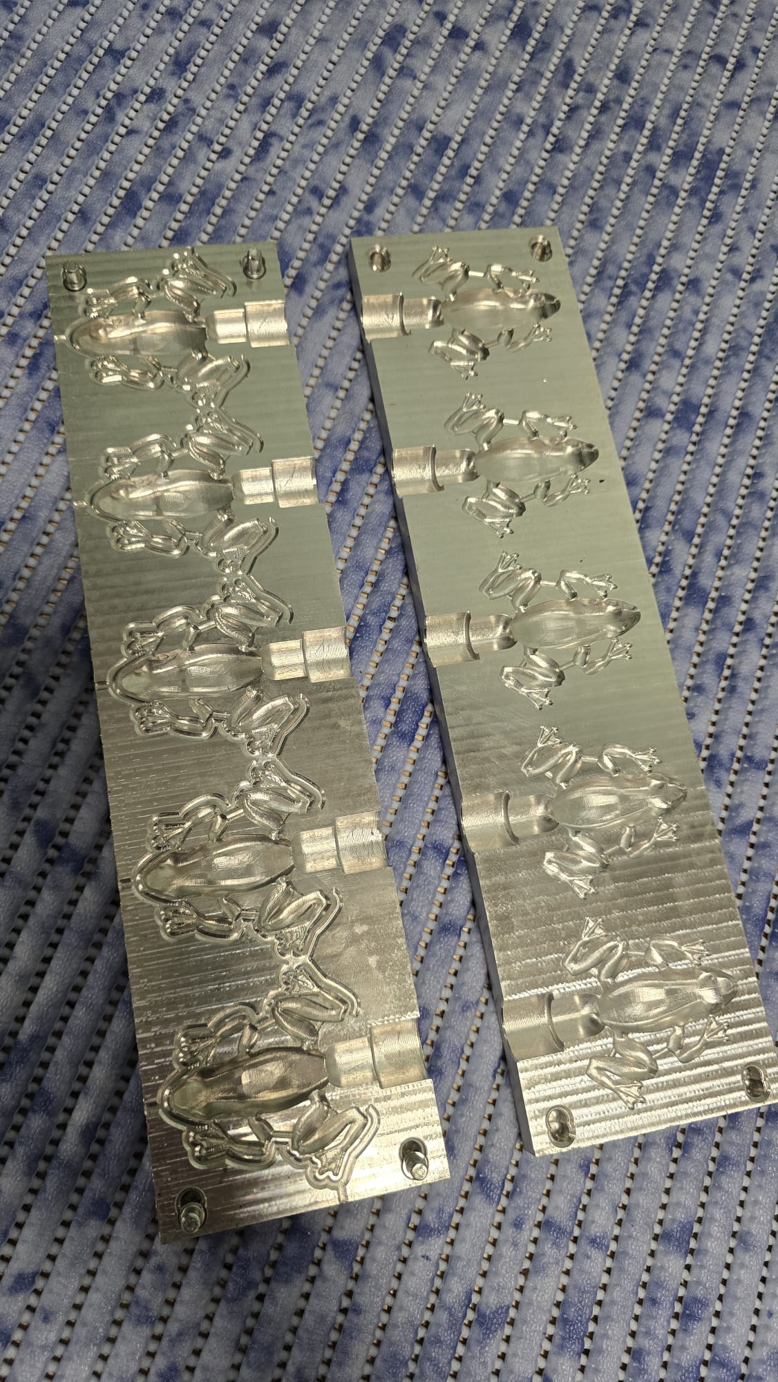 Frog -2inch- 5cav- Condition - (Pin Defect - Mold visual defect) - Injection and bait is perfect - 1 in stock